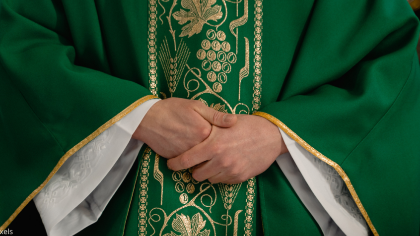 L’Eglise impose les aubes biodégradables !