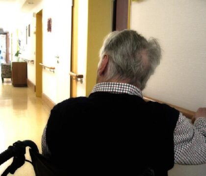 France: des familles cherchent à comprendre la gestion de la crise Covid19 pour leurs aînés