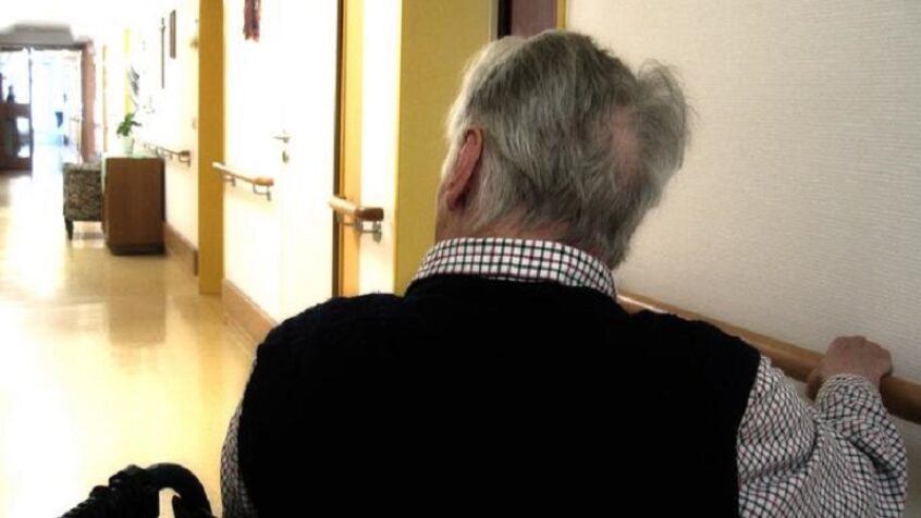 France: des familles cherchent à comprendre la gestion de la crise Covid19 pour leurs aînés