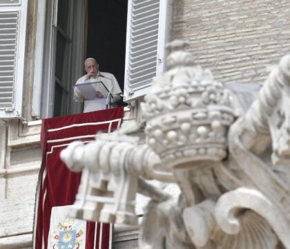 Regina Caeli : la foi chrétienne se vit dans le contact direct