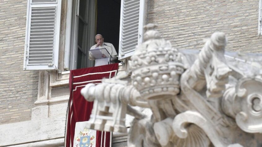Regina Caeli : la foi chrétienne se vit dans le contact direct