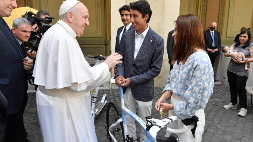 Le Pape rencontre Egan Bernal, vainqueur du Tour de France 2019