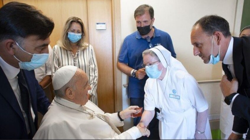 Le pape François restera hospitalisé quelques jours de plus
