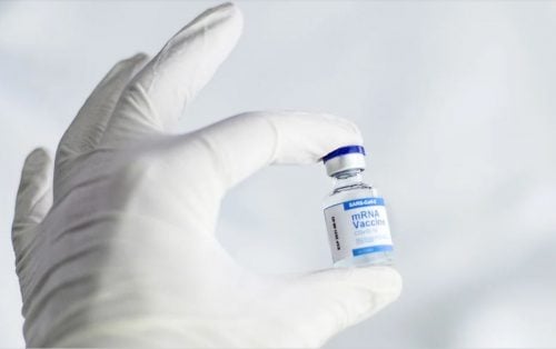 Pour le pape François, la vaccination est un acte d'amour.