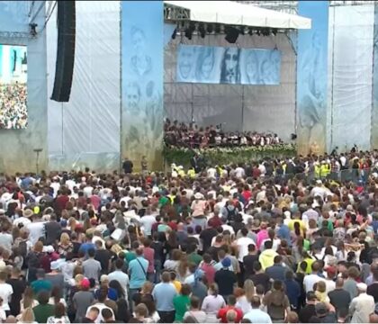 Le Pape dialogue avec les jeunes et les Roms