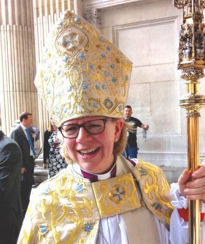 Le col romain, de vigueur dans l'église catholique, reste porté par des prêtres de toutes les générations