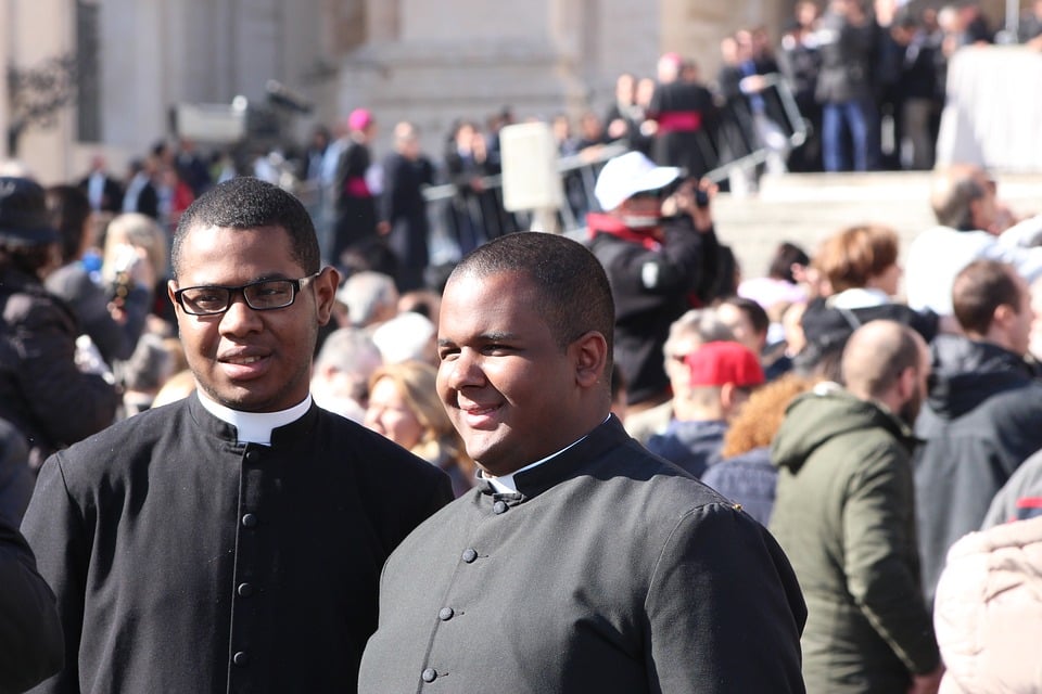 Le col romain, de vigueur dans l'église catholique, reste porté par des prêtres de toutes les générations