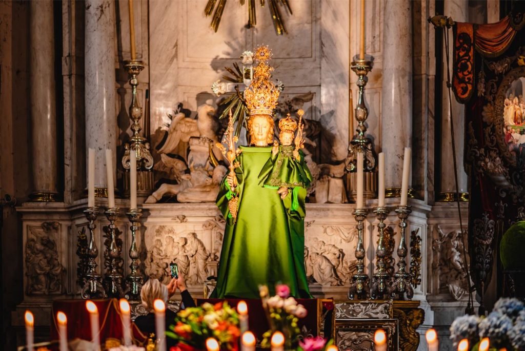 Edouard Vermeulen a créé une robe haute couture pour la Vierge d'Anvers