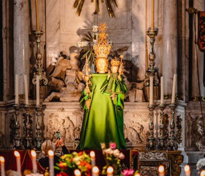 Une Vierge « haute couture » à Anvers