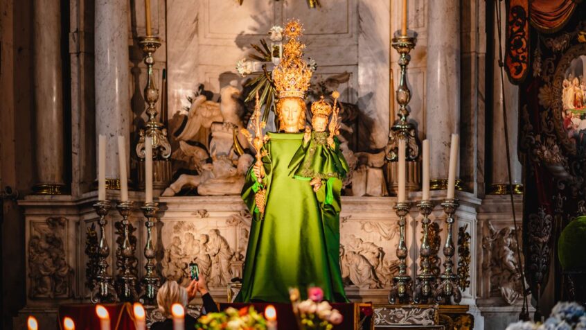 Une Vierge « haute couture » à Anvers