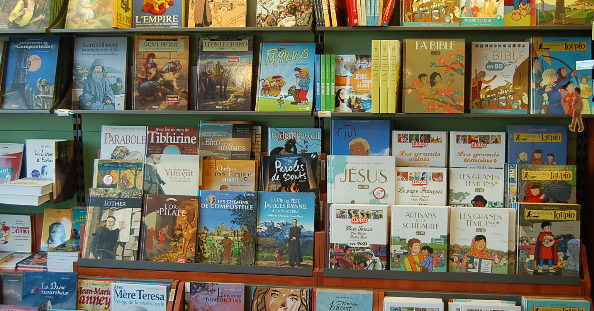 Ensemble de livres en vente à l'UOPC de Bruxelles ©UOPC