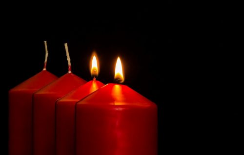 4 bougies à allumer durant le temps de l'Avent pour se préparer à Noël avec joie !