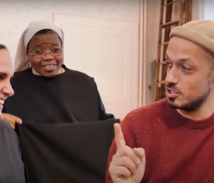 Des religieuses découvrent YouTube