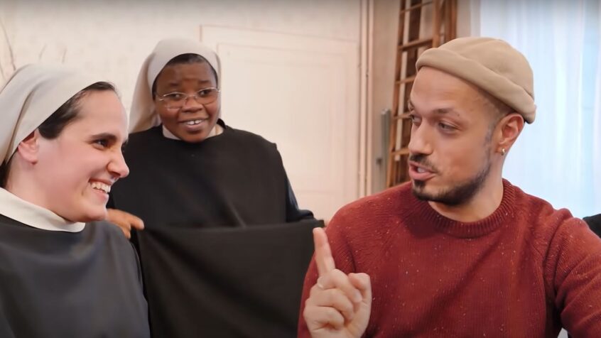 Des religieuses découvrent YouTube