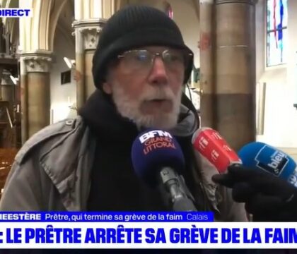 Calais : le père Demeestère met un terme à sa grève de la faim