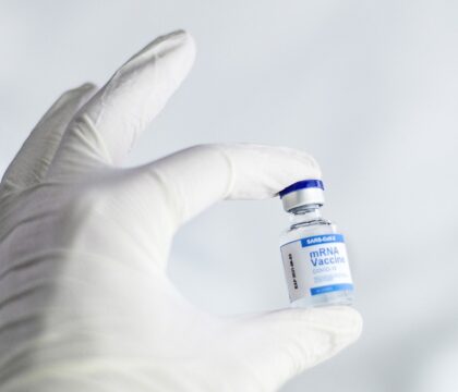 Les vaccins anti-COVID ne posent « aucun problème éthique»