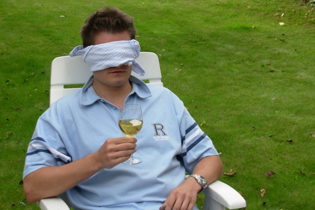 vin yeux bandés