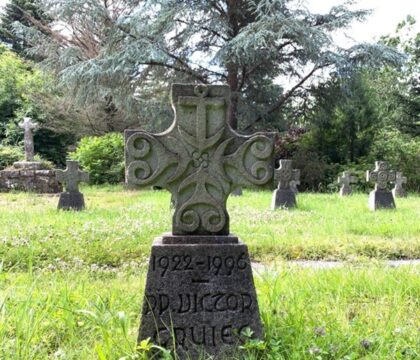 Anecdote monastique : à l’abbaye de Landévennec, des tombes “personnalisées” !