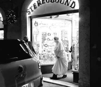 Le pape se rend chez un disquaire du centre de Rome