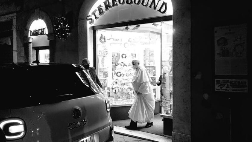 Le pape se rend chez un disquaire du centre de Rome