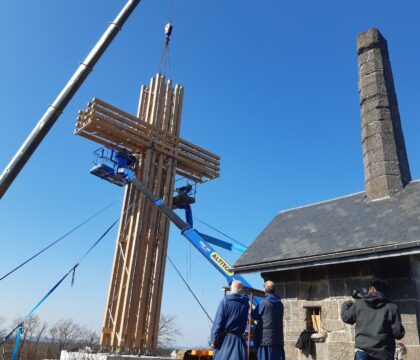 Le long de la E411 se dresse une nouvelle croix en chêne de 14 mètres de haut