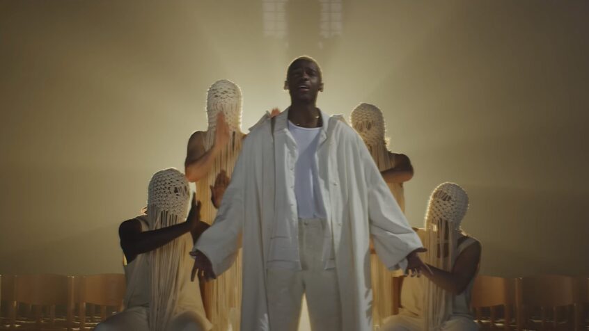 Le clip du candidat belge à l&rsquo;Eurovision en partie tourné à la Collégiale Sainte-Waudru