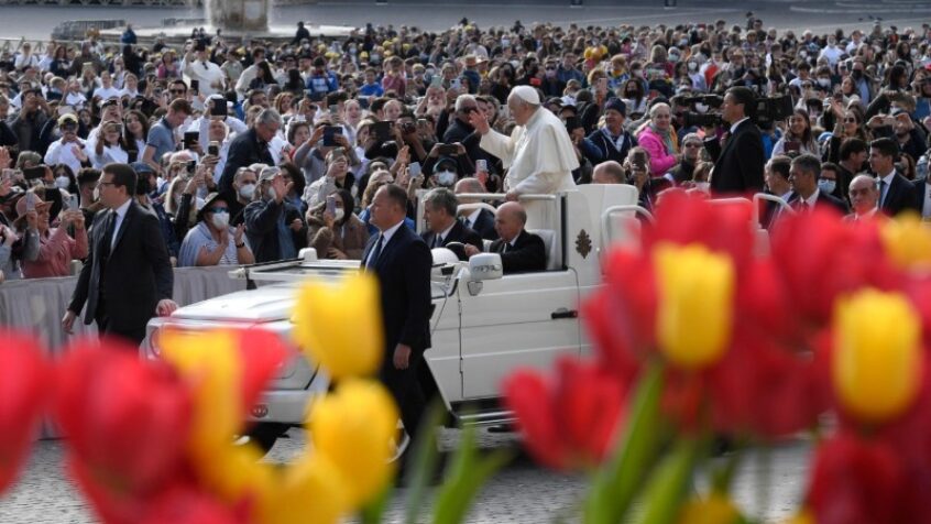 Audience générale : le pape défend l&rsquo;«honneur» des personnes âgées