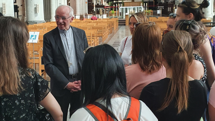 Quand le cardinal De Kesel échange avec des Ukrainiens à Malines