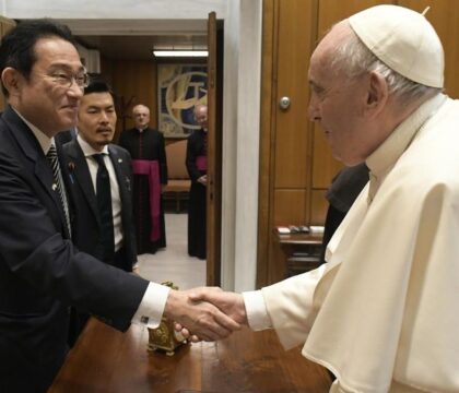Le Premier ministre japonais en visite au Vatican pointe le danger des armes nucléaires 