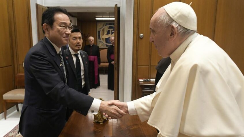 Le Premier ministre japonais en visite au Vatican pointe le danger des armes nucléaires 