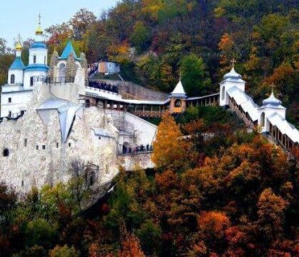 Ukraine: le monastère de la Sainte Dormition détruit par les bombes