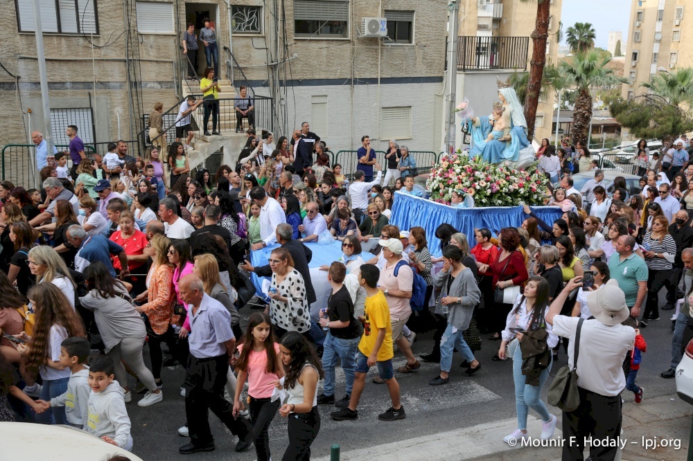 Les fidèles ont marché avec ferveur aux côtés de Notre Dame du Mont Carmel