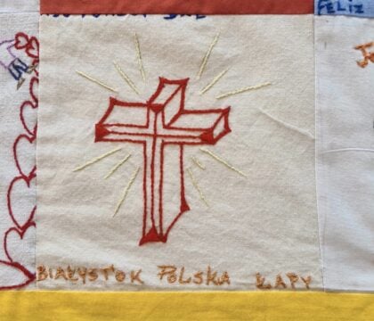 Afin de tisser des liens, des prisonniers bruxellois ont … tissé une nappe d&rsquo;autel ! [VIDEO]