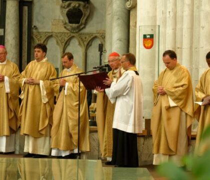 Le Cardinal De Kesel ordonne quatre prêtres