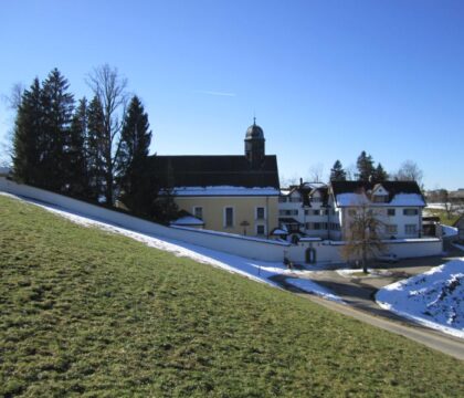 En Suisse, une religieuse fait de la résistance; en France, un religieux crée la polémique