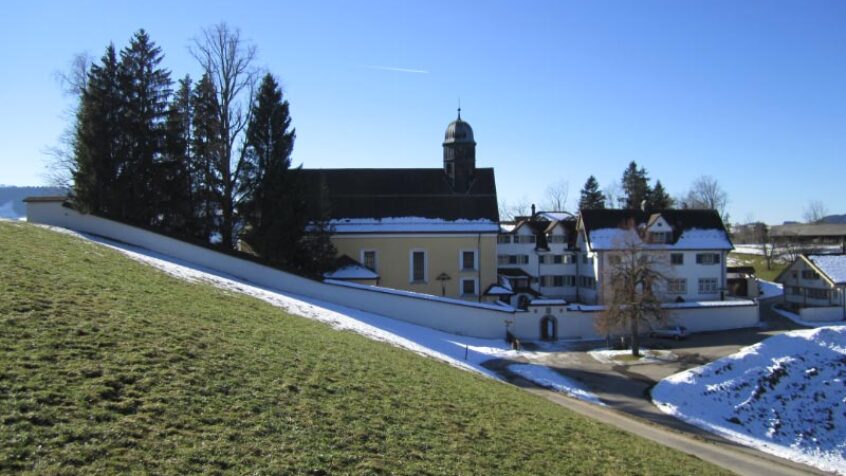 En Suisse, une religieuse fait de la résistance; en France, un religieux crée la polémique