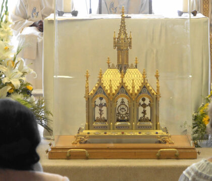 Les reliques de sainte Thérèse exposées à Beauraing
