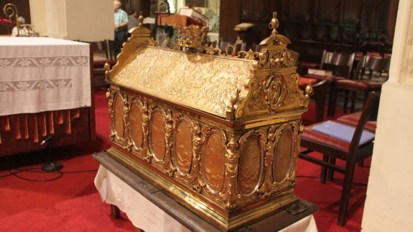 La châsse est ouverte, les reliques vous accueillent !