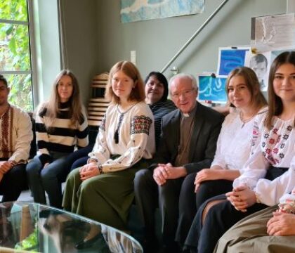 Le Cardinal De Kesel rend visite à des migrants et réfugiés ukrainiens