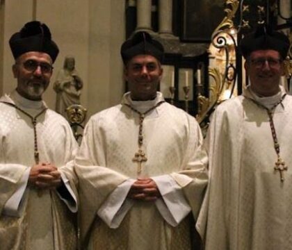 Voici les visages des trois nouveaux chanoines de Namur