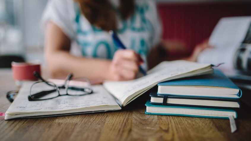 Etre étudiant aujourd&rsquo;hui, ne plus se battre pour réussir mais se battre pour vivre ? (audio – Décryptages)