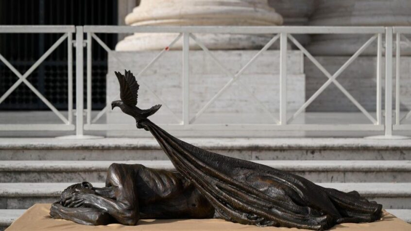En préparation de la Journée mondiale des pauvres, le Pape François bénit une sculpture dédiée aux sans-abris