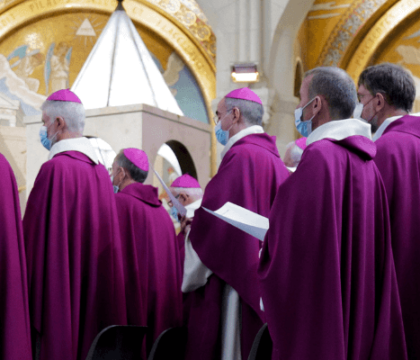 Abus sexuels dans l’Église : onze évêques français mis en cause