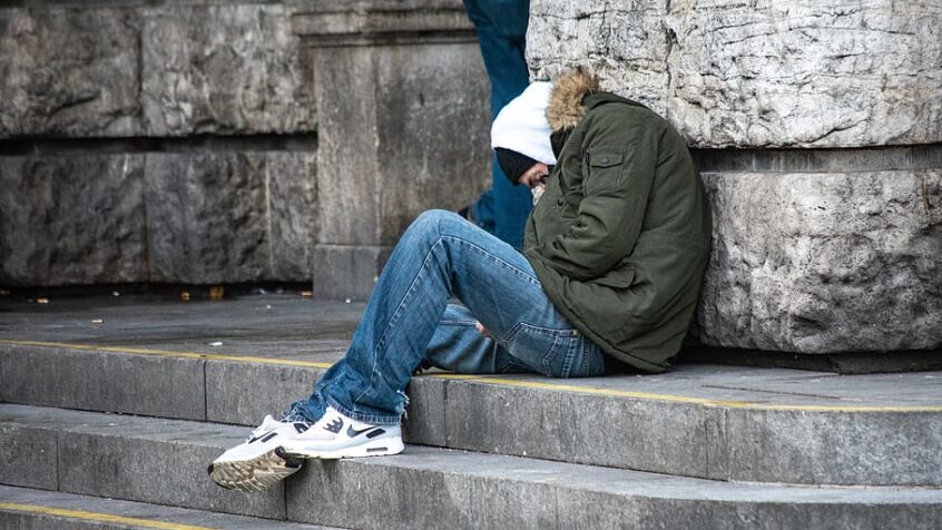 Températures négatives : offrir un lit et de la chaleur aux personnes sans-abri, des plans d’action qui ne devraient pas être réservés qu’aux grands froids (audio)