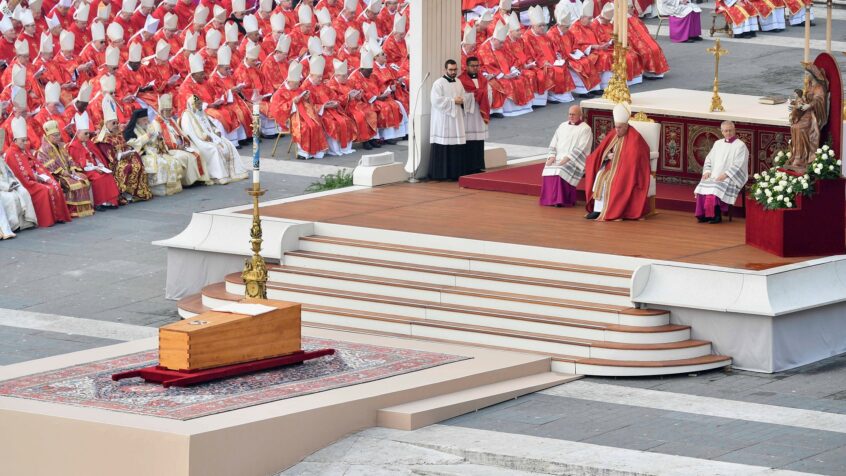 Obsèques de Benoît XVI: l’hommage de François à un «fidèle ami de l’Époux»