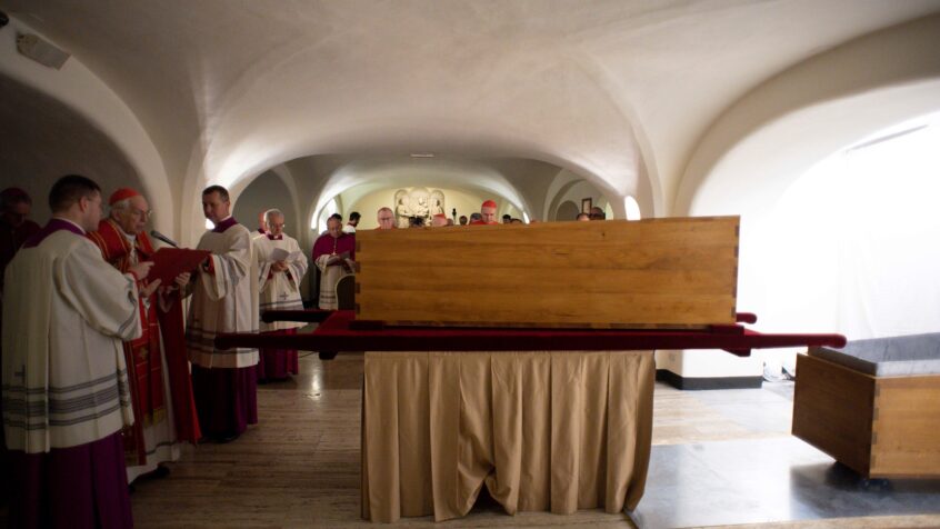 Découvrez les photos de l&rsquo;inhumation dans l&rsquo;intimité de Benoît XVI