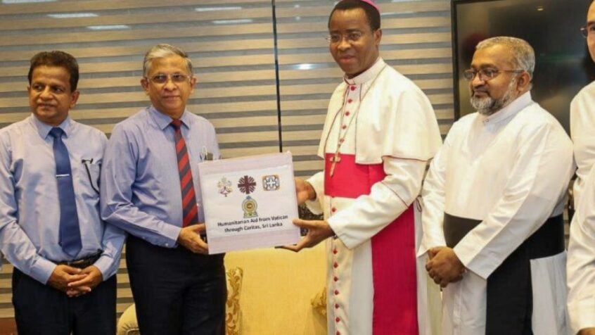 En donnant des médicaments, le pape continue d&rsquo;aider le Sri Lanka