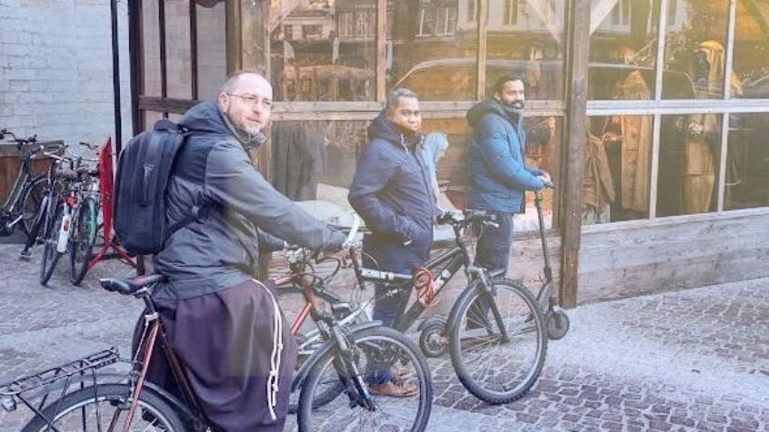 A Anvers, trois religieux viennent de loin, comme les mages
