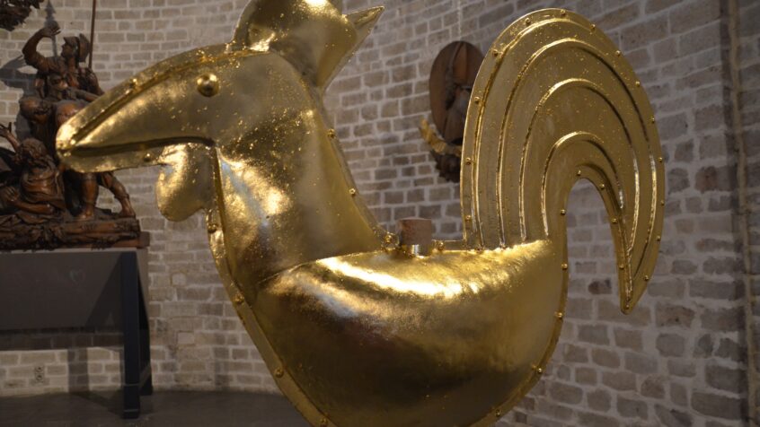 Le coq reprend sa place au sommet de la collégiale de Nivelles
