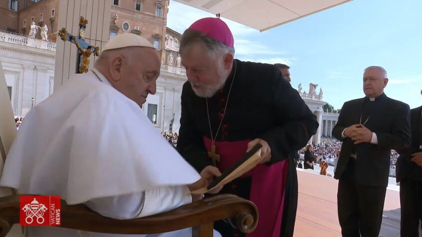 Mgr Kockerols et Hamsi Boubeker ont remis au pape François une œuvre réalisée avec l&#8217;empreinte de sa main
